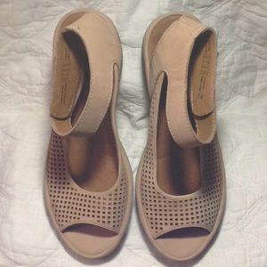 Clark  perforated suede wedge